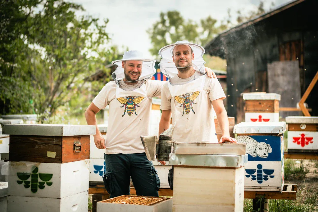 Braća Mardešić u Medonosnom vrtu, među drvećem